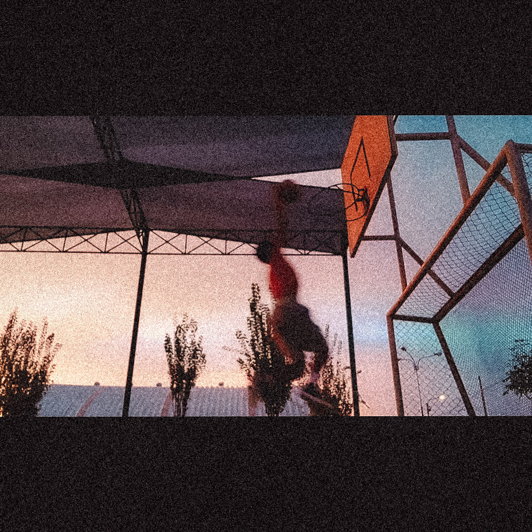 Mateo jugando basket