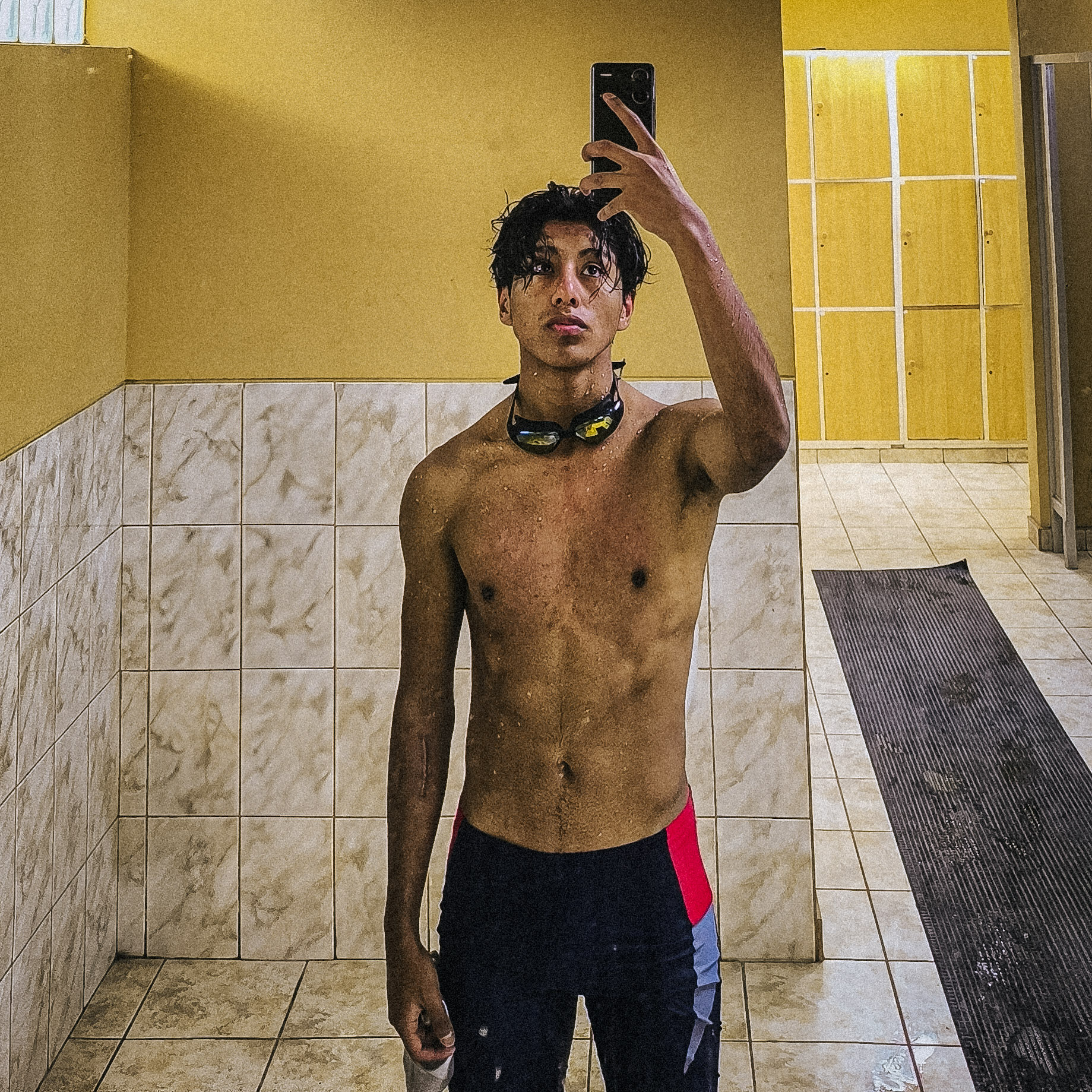 Mateo nadando